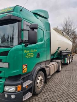 Die grünen Lastwagen der Spedition Schmalhofer werden weiterhin auf den Straßen zu sehen sein. Fotos: Manuela Nikui