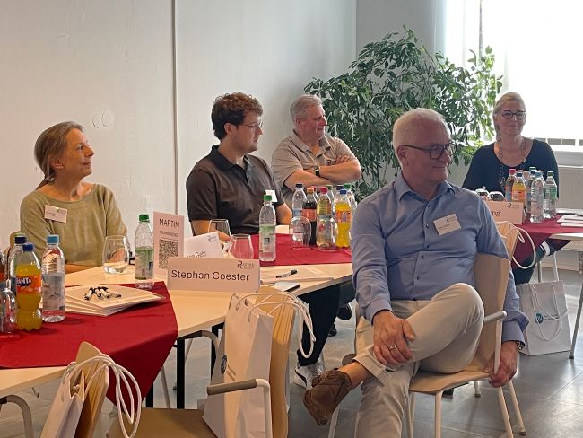 9. Beraterstammtisch von Planer & Kollegen: Teilnehmer verfolgen aufmerksam einen Fachvortrag und tauschen sich über Unternehmenssanierung und Restrukturierung aus.