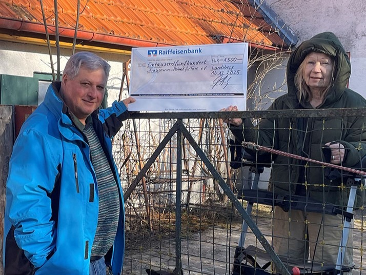 Im Januar 2026 überreicht Thomas Planer eine Spende an Frauenwies ein Heim für Tiere auf dem Hof vor Ort