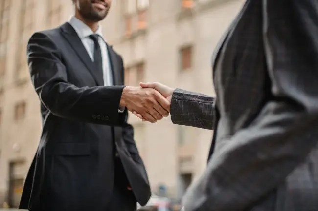 Handschlag zwischen Geschäftspartnern