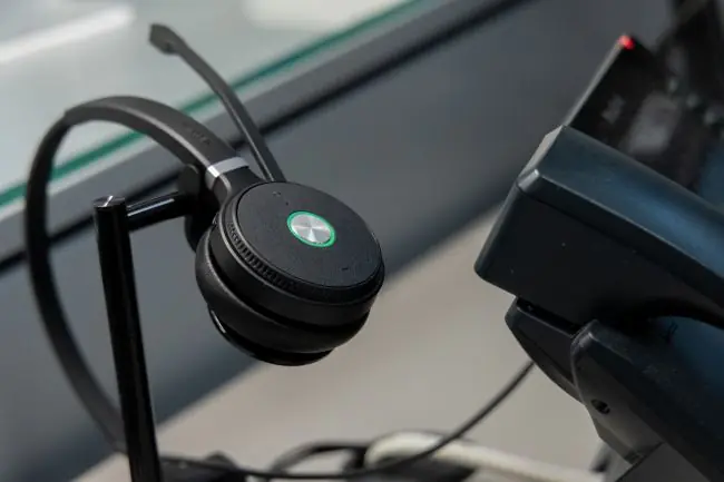 Telefon und Headset als Symbol für Kontakaufnahme