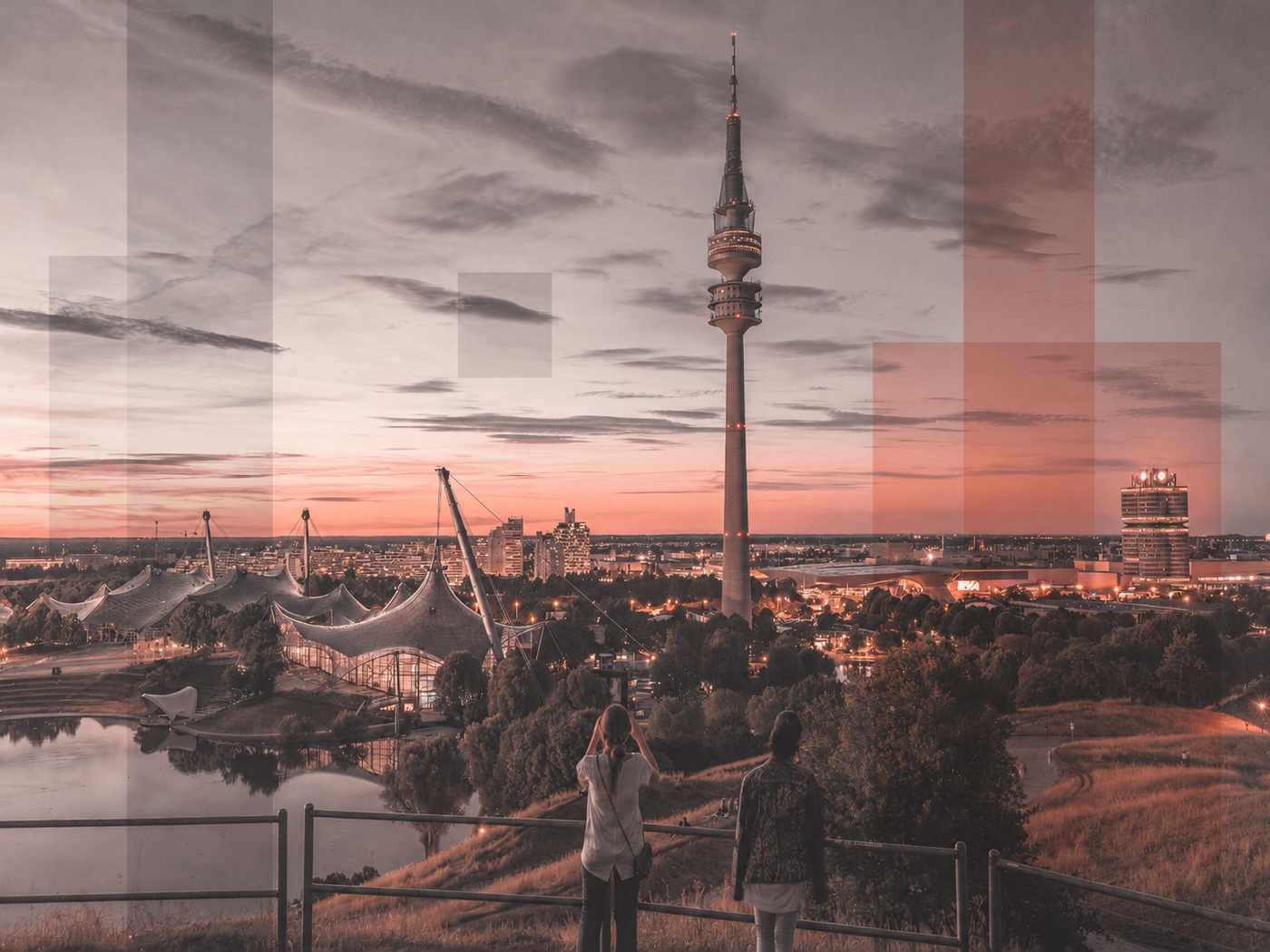 Ein Bild von München im Abendrot, Blick über die Stadt mit dem Olympizentrum und Olympiaturm im Vordergrund